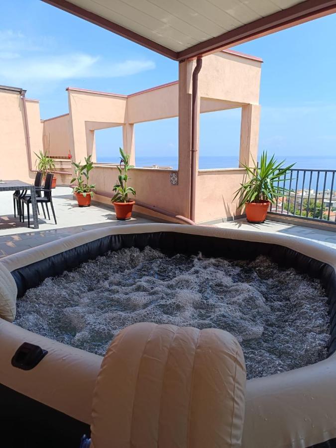 Attico Vista Mare Con Terrazza E Spa Riscaldata Santo Stefano di Camastra Zewnętrze zdjęcie