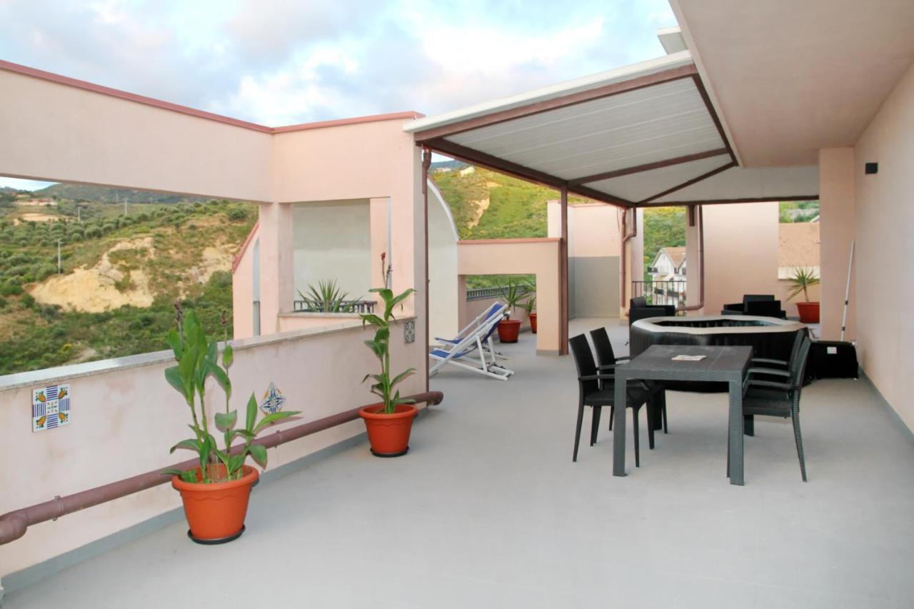 Attico Vista Mare Con Terrazza E Spa Riscaldata Santo Stefano di Camastra Zewnętrze zdjęcie